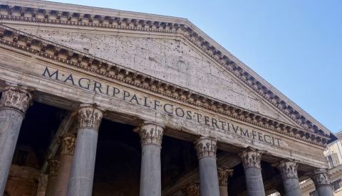 La del Panteón de Roma es la inscripción romana con las letras más grandes hallada hasta la fecha y conservada completa. No se hizo durante la construcción sino que fue añadida después por Adriano y reza: “Marco Agripa, hijo de Lucio, cónsul por tercera vez, lo hizo”. Sonse / Wikimedia Commons, CC BY