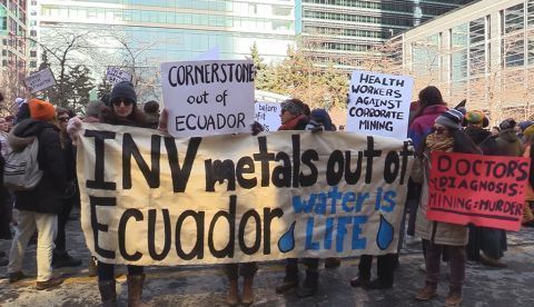 Los manifestantes, convocados por varias organizaciones opuestas al desarrollo minero, criticaron las acciones de compañías mineras canadienses en todo el mundo y expresaron su solidaridad con los jefes hereditarios de los indígenas wet'suwet'en de Canadá, opuestos a la construcción de un gaseoducto en su territorio tradicional. EFE
