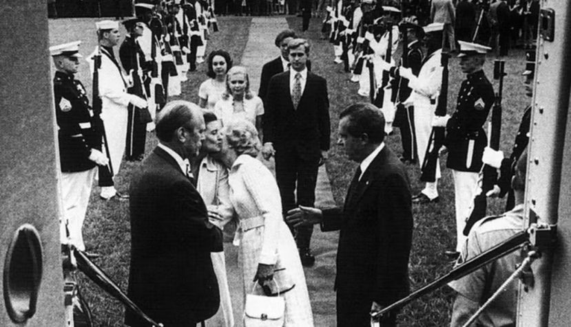 Richard Nixon abandona la Casa Blanca tras su dimisión el 9 de agosto de 1974. Wikimedia Commons / Oliver F. Atkins