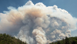 Una gran nube sobre el humo y un bosque, con cielo azul alrededor En 2018 se formó una gran nube de pirocúmulo sobre un incendio forestal cerca de Redding, California. Josh Edelson/AFP vía Getty Images