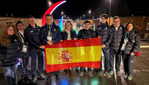 La ministra de Educación, Formación Profesional y Deportes, Milagros Tolón, con miembros de la delegación española en los Juegos Paralímpicos de Invierno de Milán-Cortina (Italia). / © lamoncloa.gob.es. Ministerio de la Presidencia.