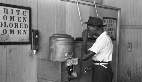 Afroestadounidense bebiendo de una fuente asignada a personas de color a mediados del siglo XX. / Wikipedia.
