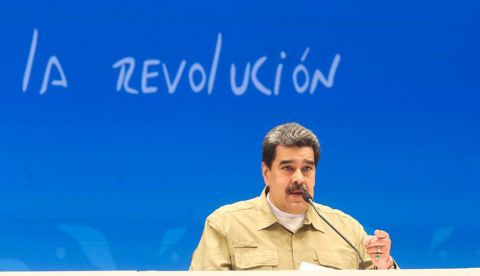 Fotografía cedida este sábado por Prensa Miraflores que muestra al presidente de Venezuela, Nicolás Maduro, mientras habla durante el Congreso Bicentenario de los Pueblos hoy, en Caracas (Venezuela).