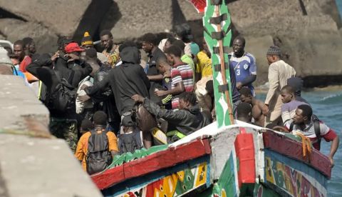 La inmigración vuelve a ser la gran preocupación de los españoles y se sigue asociando con inseguridad
