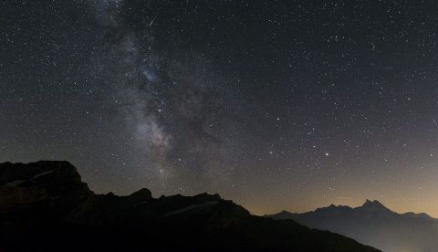 Cartagena (Murcia), 11 jul (EFE).- Investigadores de la Universidad Politécnica de Cartagena (UPCT) y el Instituto de Astrofísica de Canarias han descubierto una de las galaxias más brillantes que se conocen hasta la fecha, mil veces más luminosa que la Vía Láctea, y con una elevada tasa de formación de estrellas.