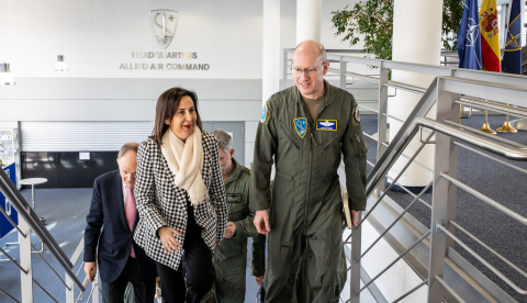 Visita a las tropas españolas destinadas en el Cuartel General del Mando Aéreo Aliado de la OTAN. / © lamoncloa.gob.es. Ministerio de la Presidencia.