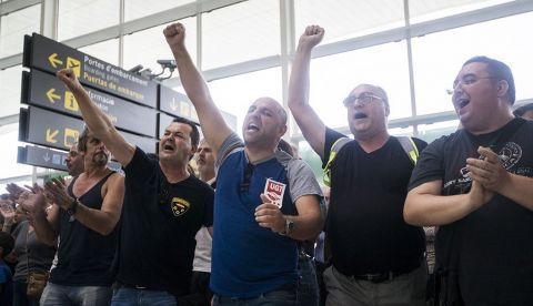 EL PRAT DE LLOBREGAT (BARCELONA), 16/08/2017.- Trabajadores de Eulen protestan en la T1 del Aeropuerto de Barcelona-El Prat en el tercer día de huelga indefinida, horas antes de que esta tarde el Consejo de Ministros celebre una reunión extraordinaria para abordar el conflicto de El Prat, cuya solución pasa ahora por un arbitraje mediante un laudo obligatorio. EFE/Quique García