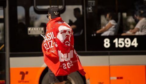 Un partidario de Lula celebra la victoria electoral en octubre de 2022. Shutterstock / Wagner Vilas