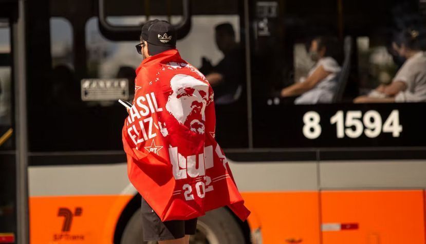 Un partidario de Lula celebra la victoria electoral en octubre de 2022. Shutterstock / Wagner Vilas