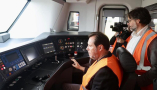 El ministro de Transportes y Movilidad Sostenible, Óscar Puente, asiste al circuito de pruebas donde se certifican los nuevos trenes adquiridos por Renfe. / © lamoncloa.gob.es. Ministerio de la Presidencia.