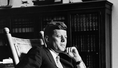 El presidente John F. Kennedy (1917-1963), trigésimo quinto presidente de los Estados Unidos, en el Despacho Oval. / Foto de archivo.