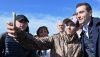 Jordan Bardella, président Rassemblement national, prend une photo avec un supporter au Grau du Roi, dans le sud de la France, le 2 mars 2024. Sylvain Thomas / AFP