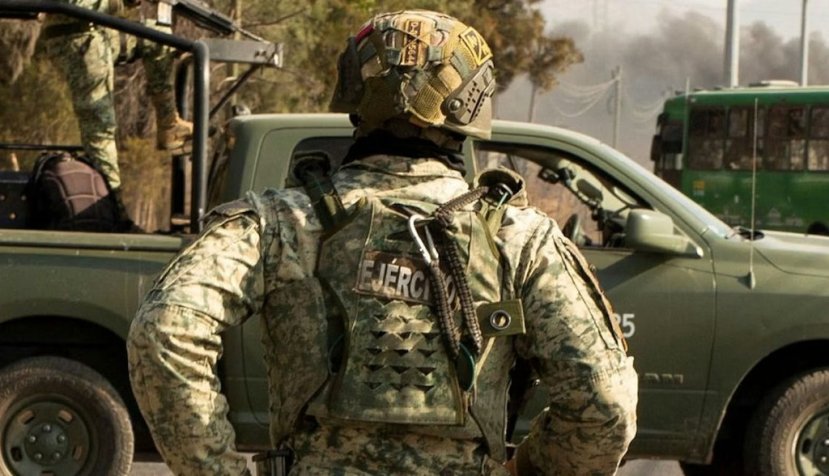 El ejército mexicano patrulla por una carretera tras el operativo que acabó con la vida de El Mencho. RTVE