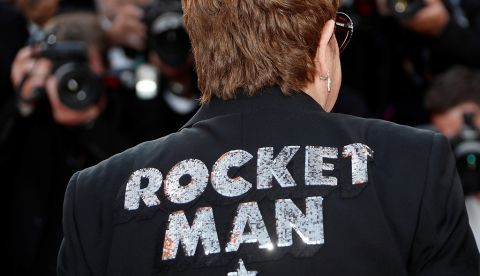 El cantante británico Elton John posa para los medios a su llegada al estreno de la película "Rocketman". EFE/Archivo
