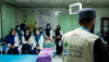 Cette photo, prise le 14 avril 2025, montre le docteur Farid Ahmad Barakzai s’adressant au personnel médical afghan dans une unité d’alimentation thérapeutique désaffectée, au sein d’un centre de soins aujourd’hui fermé, géré par « Action contre la Faim » pour soigner les enfants souffrant de malnutrition à Kaboul. Entièrement financé par Washington, le projet a dû fermer ses portes lorsque les États-Unis — jusqu’à récemment le principal donateur d’aide en Afghanistan — ont gelé toute aide étrangère. Wakil Kohsar/AFP