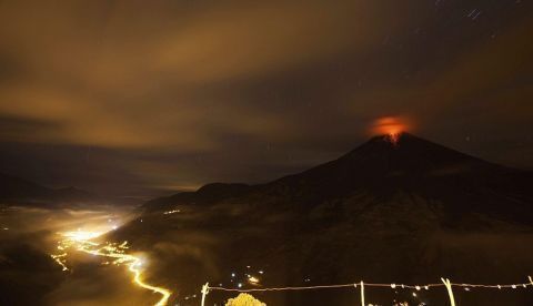 Vista del volcán Tungurahua desde la zona de Cotaló (Ecuador), expulsa rocas incandescentes. EFE/Archivo