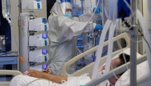 Una enfermera de la unidad de cuidados intensivos (UCI) del Hospital Morales Meseguer de Murcia, atiende a un paciente infectado con COVID 19. EFE/Marcial Guillén