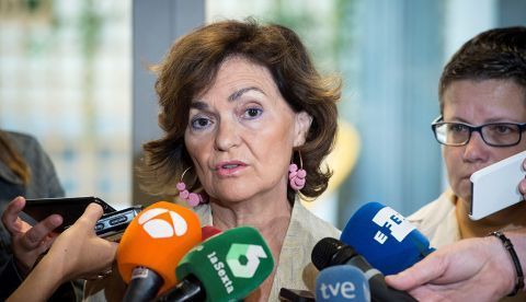 MADRID, 27/8/2019.- La vicepresidenta del Gobierno en funciones, Carmen Calvo, responde a las preguntas de los periodistas poco antes de la reunión mantenida hoy junto al presidente del Gobierno en funciones, Pedro Sánchez, con colectivos LGTBI . EFE/Luca Piergiovanni