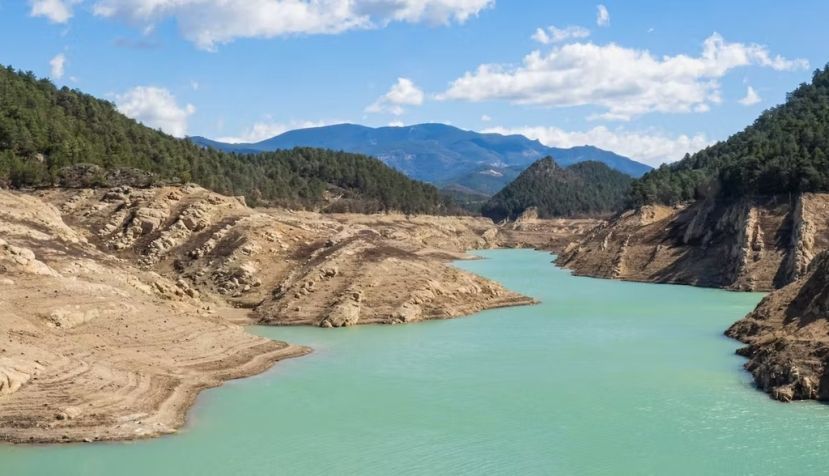 Sequía en el pantano de La Llosa del Cavall en Sant Llorenç de Morunys, Lleida. JSF3 / Shutterstock