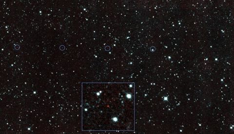 Fotografía cedida por la NASA que muestra una fotografía compuesta por seis puntos rojos que indican los primeros asteroides cercanos a la tierra, detectados por el telescopio infrarrojo NEOWISE. EFE/Archivo