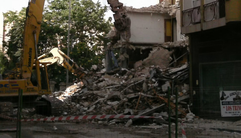 Derribo de un edificio tras el terremoto que sacudió Lorca (Murcia) en 2011. Wikimedia Commons, CC BY