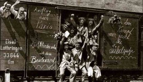 Soldados alemanes en un vagón de mercancías de camino al frente en 1914. Al principio de la guerra, todos los bandos esperaban que el conflicto fuera breve. / Wikipedia