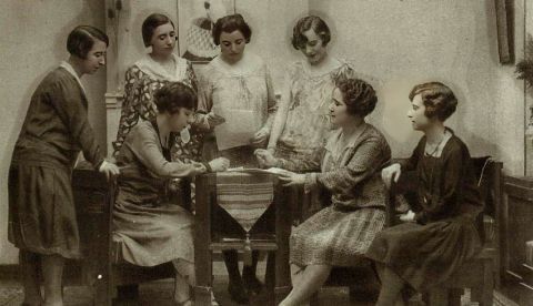 Comité de Juventud Universitaria Femenina, organizador del XII Consejo de la International Federation of University Women.—De izquierda a derecha Loreto Tapia, Jimena Quirós, Matilde Huici, Conrada Calvo, María Arapalis, Clara Campoamor y Josefina Soriano.