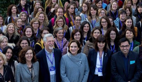 La alcaldesa de Barcelona, Ada Colau, (c) posa junto a la directora de innovación e investigación y cultura digital de la Generalitat Ana Camacho (2d) y el director general del BIST Gabby Silberman (i) tras inaugurar un encuentro con un centenar de mujeres científicas bajo el lema "100tíficas" para impulsar una educación que cambie los estereotipos que alejan a las niñas de la ciencia, en uno de los primeros actos con el que arranca la Primera Bienal Ciencia y Ciudad.