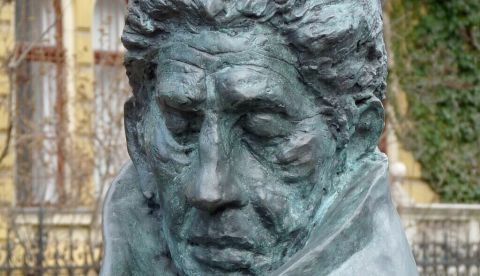 Wikimedia Commons. (https://commons.wikimedia.org/wiki/File:Arthur_Koestler_statue_in_Budapest_2.JPG)