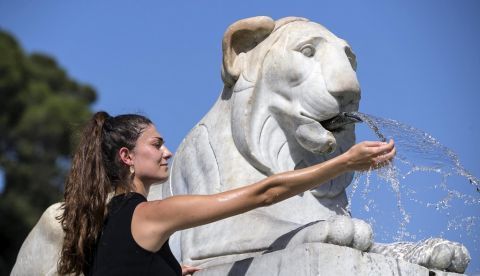 Una mujer se refresca en la fuente de la plaza Popolo durante la ola de calor en Roma (Italia). EFE/Archivo