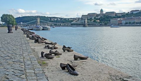 El Monumento de los Zapatos en Budapes, al borde del Danubio. La obra pretende recordar la barbarie que tuvo lugar en la ciudad durante la segunda guerra mundial. Shutterstock