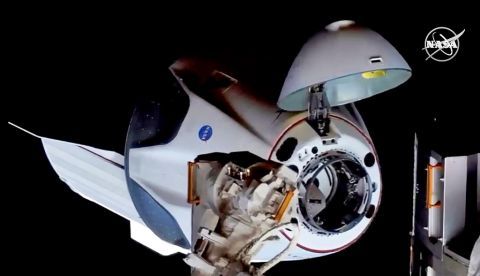 Saludo a la primera nave espacial comercial: aquí Houston, bienvenidos a la EEI/EFE/EPA/NASA TV