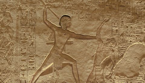 Bajorrelieve del templo de Abu Simbel que representa a Ramsés II derrotando a sus enemigos. / Wikipedia