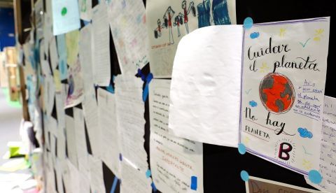 Niños de todo el mundo han remitido cartas para pedir a los políticos y asistentes a la reunión de Madrid que tomen las medidas necesarias un paso más para frenar el cambio climático y salvar el planeta: "querida COP25...". En las cartas expresan su inquietud y miedo ante un futuro incierto, critican a los adultos por su irresponsable actitud y se muestran molestos por lo que consideran falta de respuesta de los políticos. EFE/ Chema Moya