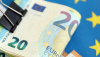  billetes de euro encima de un formulario Mehaniq/Shutterstock