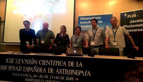 Javier Cenarro (2d), director del Centro de Estudios de Física del Cosmos de Aragón, durante la presenta de la cartografía fotométrica realizada por elObservatorio Astrofísico de Javalambre (Teruel), que permitirá estudiar la estructura de la galaxia y comprender mejor el cosmos y el Universo lejano. EFE 	