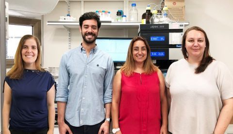 Fotografía cedida por la Universidad de Tel Aviv (TAU) de los científicos integrantes del proyecto de investigación de la nanovacuna, la profesora Helena Florindo, el doctor Joao Conniot, la jefa del Departamento de Fisiología y Farmacología de TAU, la profesora Ronit Satchi-Fainaro; y la doctora Anna Scomparin. EFE/ Galia Tiram 	   