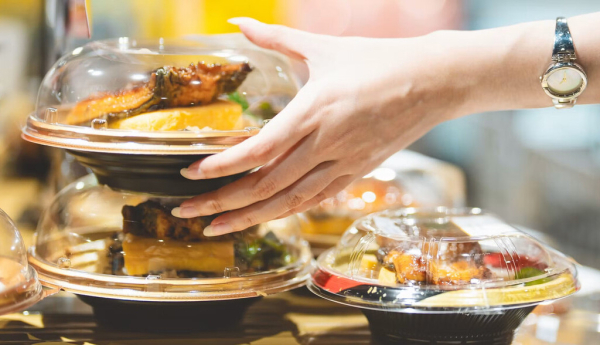 Comer sin cocinar: el impacto ambiental de los platos preparados