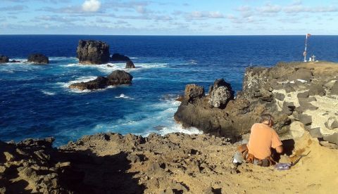 El mayor desierto cálido del mundo, el Sahara, envía olas de polvo hacia el Atlántico y Europa desde hace al menos 4,6 millones de años, según acreditan partículas atrapadas en los suelos fósiles de Fuerteventura y Gran Canaria, dos de las islas más antiguas de Canarias. Imagen facilitada por el investigador de la Universidad de Las Palmas de Gran Canaria Alejandro Lomoschitz de una toma de muestras en el norte de la isla de Gran Canaria. EFE/Alejandro Lomoschitz 	   