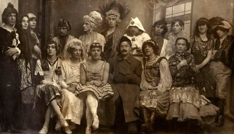 Invitados a la ceremonia gay organizada en 1921 Afanasy Shaur. (Afanasy Shaur organizó esta boda, perotenía otro motivo, era miembro de la policía secreta y los detuvo al final del acto) / Wikipedia