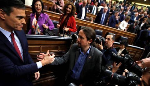 Pablo Iglesias felicita a Pedro Sánchez tras ser investido presidente del Gobierno, este pasado 7 de enero de 2020.