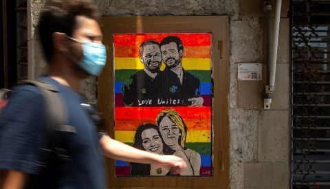BARCELONA, 27/06/2020.- Mural del artista urbano Tvboy en el Carrer Ferran del Barrio Gótico de Barcelona, coincidiendo con la celebración del Día LGTBI, en el que se ve abrazados, por un lado, a Pablo Casado (PP) y Santiago Abascal (Vox), y por otro a Inés Arrimadas (Ciudadanos) y Cayetana Álvarez de Toledo. EFE/ Enric Fontcuberta.