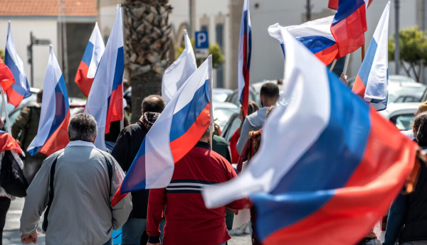 Un nuevo estudio realizado en 18 países europeos indica que un sentimiento más favorable al Kremlin respecto a la guerra entre Rusia y Ucrania no es infrecuente. En la imagen, personas se reúnen en una marcha de protesta en apoyo a Rusia en Larnaca (Chipre) en 2022. kirill_makarov / Shutterstock