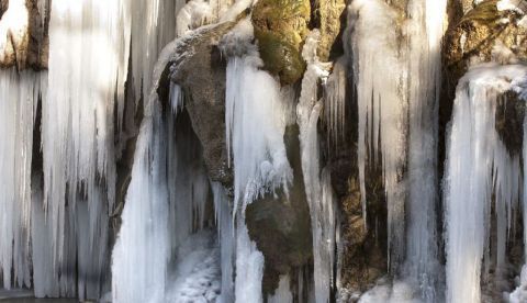 Carámbanos de grandes dimensiones en el nacimiento del río Cuervo, en la localidad de La Vega del Codorno, en plena Serranía de Cuenca.