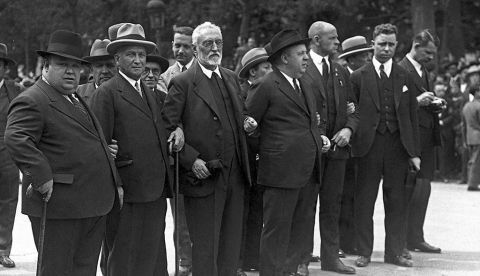 El alcalde de Madrid, Pedro Rico, de Acción Republicana; el ministro de Trabajo y Previsión Social, Francisco Largo Caballero, del PSOE; el filósofo y diputado independiente, Miguel de Unamuno; el ministro de Hacienda, Indalecio Prieto, del PSOE; y Mellie Staal, representante de la Organización Internacional del Trabajo (OIT) en Ginebra (de izda a dcha), durante la manifestación del Primero de Mayo, primera que se celebra oficialmente en España.