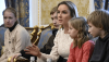 Maria Lvova-Belova, commissaire aux droits de l'enfant auprès de Vladimir Poutine, visée comme ce dernier par un mandat d'arrêt de la CPI pour son rôle dans la déportation de milliers d'enfants ukrainiens vers la Russie, en compagnie de plusieurs de ces enfants à Moscou, le 19 février 2024. AlexanderNemenov/AFP