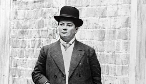 Madeleine travestida de hombre para distanciarse del feminismo, concepto que veía como un símbolo opresivo de las mujeres. / Wikipedia.