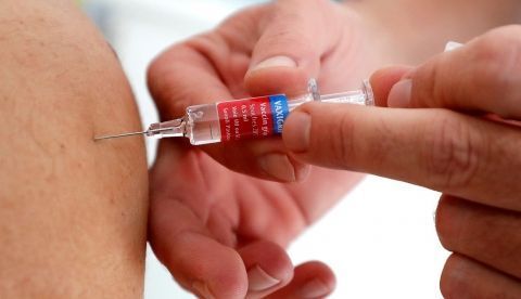 Una persona recibe una vacuna contra la gripe. EFE/Sebastien Nogier