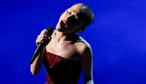Ariana Grande cantando durante la 97ª ceremonia anual de los Premios de la Academia. EPA/ALLISON DINNER