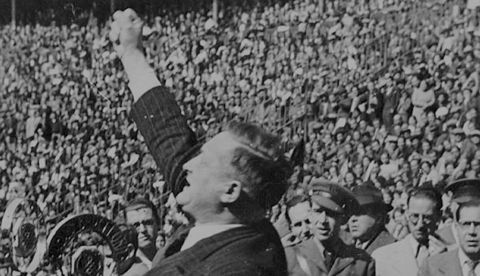 Fotografía de un discurso de Louis Piérard en un estadio el 12 de marzo de 1937.